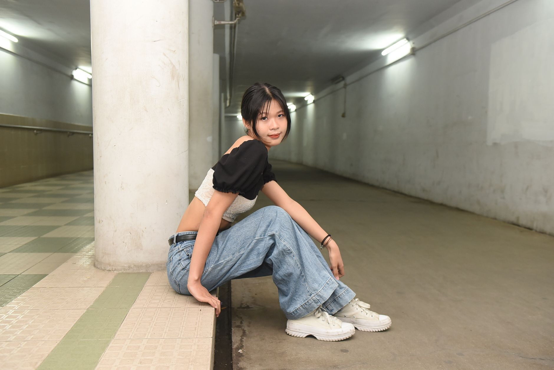 Jak nosić jeansy typu mom fit w stylizacjach casualowych