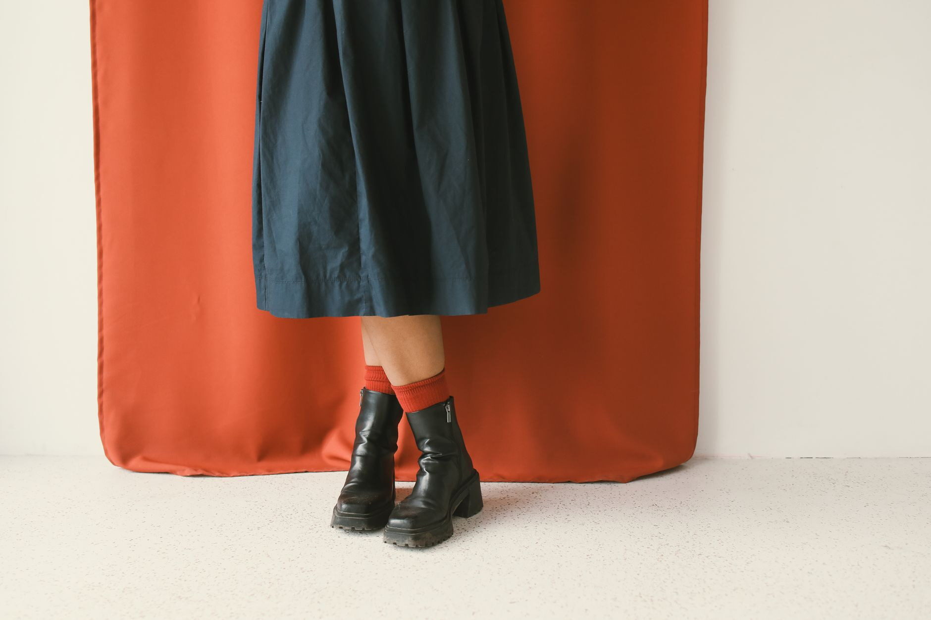 Buty do spódnicy midi na jesień – co wybrać, żeby stylizacja naprawdę działała?